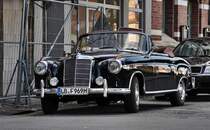 ein Mercedes Benz 220 S Cabrio parkt im Schatten am Stralsunder Hafen am 23.08.09