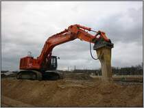 Grobaustelle in Dsseldorf: Neben dem S-Bahn-Haltepunkt Dsseldorf-Bilk wird auf einem ehemaligen Bahngelnde ein groes Einkaufs- und Stadtteilzentrum (Projekt  Dsseldorf Arcaden )  gebaut. Am 21.01.2007 war man noch dabei, das riesige Gelnde frei zu rumen. Hier im Bild ein Hitachi-Bagger. 