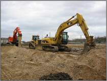 Grobaustelle in Dsseldorf: Neben dem S-Bahn-Haltepunkt Dsseldorf-Bilk wird auf einem ehemaligen Bahngelnde ein groes Einkaufs- und Stadtteilzentrum (Projekt  Dsseldorf Arcaden )  gebaut. Am 21.01.2007 war man noch dabei, das riesige Gelnde frei zu rumen. Im Vordergrund des Bildes ein Caterpillar-Bagger, dahinter eine Planierraupe sowie ein weiterer Bagger. 
