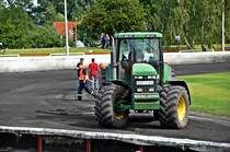 vorbereiten und pflegen der Bahn ist sehr viel,
der John Deer beendet das Abschleppen der Bahn,
beim Lauf zur LMMV & OBC am 27.06.09 im Stralsunder Speedway-Stadion  Paul-Greifzu  des MC Nordstern