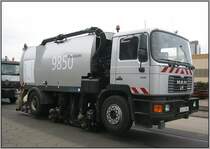 Whrend der Tage der offenen Tr im Betriebshof Heerdt der Dsseldorfer Rheinbahn am 12. und 13.05.2007 wurden auch einige Radfahrzeuge ausgestellt. Hier im Bild ein Zweiwege-fhiges Reinigungsfahrzeug auf Basis eines MAN-LKW. (13.05.2007)