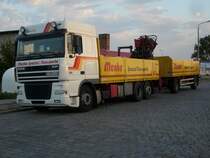 Dieser DAF-Hngerzug stand am Abend vom 01.September 2009 im Industriegelnde von Bergen/Rgen.