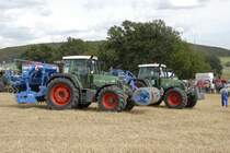 Fendt 718 und Fendt 820 prsentieren Bodenbearbeitungsgerte der Firma Lemken am 02.09.2009 in Fulda-Oberrode
