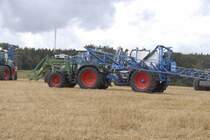 Fendt 312 zieht die Lemken-Feldspritze am 02.09.2009 in Fulda-Oberrode