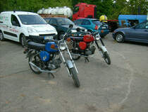 2x Simson S50B beim Treffen in Rottelsdorf. An der Beschriftung des Tanks und der Seitendeckeln ist das unterschiedliche  Baujahr zu erkennen.