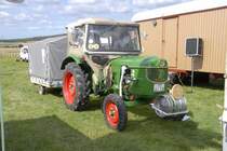 Deutz mit Fl�ssigkeitsnachf�llbeh�lter und Anh�nger pr�sentiert beim Oldtimertreffen des  Deutz-Club Allmus  am 30.08.2009 in Hofbieber-Allmus 

