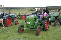 Deutz mit  Angeh�rigen  rollt zu seinem Standplatz beim Oldtimertreffen des  Deutz-Club Allmus  am 30.08.2009 in Hofbieber-Allmus 

