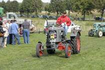Eicher rollt zu seinem Standplatz beim Oldtimertreffen des  Deutz-Club Allmus  am 30.08.2009 in Hofbieber-Allmus 

