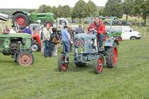 Eicher rollt zu seinem Standplatz beim Oldtimertreffen des  Deutz-Club Allmus  am 30.08.2009 in Hofbieber-Allmus 

