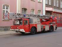 Ein sehr markantes Fahrzeug der Magdeburger Feuerwehr ist diese Drehleiter von Iveco-Magirus. Fotografiert am 04.09.2009 vor der alten Feuerwache Mitte.