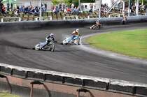 nach gegl�ckten Start in die erste Kurve, beim Lauf zur LMMV & OBC am 27.06.09 im Stralsunder Speedway-Stadion  Paul-Greifzu  des MC Nordstern