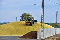 schn im  Hundegang  den Silo hoch, CLAAS Xerion bei der Arbeit  in Windheim am 28.08.09