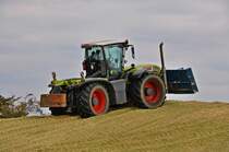 im  Hundegang  oben angekommen, CLAAS Xerion bei Siloarbeiten
in Windheim am 28.08.09
