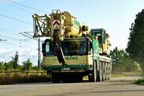 Liebherr-Kran der Firma  H.+N. Krane  beim Umsetzen im neuen Industriegebiet am Holzhafen in Stralsund am 18.08.09