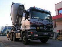 ACTROS3340 bei der Entleerung von Asphalt am Messegelnde in Ried i.I.; 090820