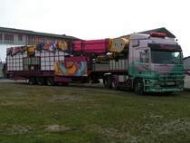 ACTROS2657 ist noch kurz vor dem herannahenden Regen mit seinem Equipment am Vergngungsparkgelnde in Ried i.I. eingetroffen; 090821