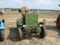 Traktor marke Eigenbau auf dem Acker in Rottelsdorf beim dortigen Schleppertreffen