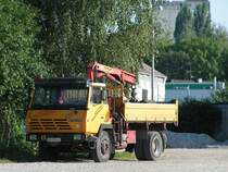 STEYR 19S31 ist mit Hydraulikbaggerschaufel ausge�stet und wartet in Ried seine Wochenendruhe ab; 090820