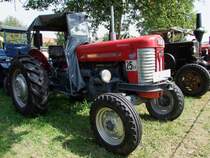 MF65 steht mit weiteren Traktoren in  Warteposition  zur Oldtimerrundfahrt in Mnsteuer; 090809