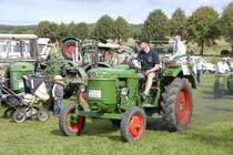 Deutz rollt zu seinem Standplatz beim Oldtimertreffen des  Deutz-Club Allmus  am 30.08.2009 in Hofbieber-Allmus 