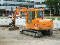 Klein-Bagger Volvo EC 55 B am Bahnhofs-Vorplatz in Bochum Hbf.
(02.09.2007)