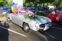 der 190er SL, in klassischem grau- Anstrich auen und dem roten Lederbezug innen an gleicher Stelle im Sommer 2005