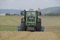Fendt 312 Vario TMS mit Scheibenegge bei der Bodenbearbeitung pr�sentiert anl. der  Fendt und Lemken-Roadshow  in Fulda-Oberrode am 02.09.2009
