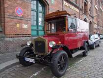 FORD-Oldie Speicherstadt-Kaffee  steht vor deren Rsterei in Hamburg;090902