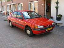Mazda 323 Sedan in Leiden, Niederlande, 25-08-2007