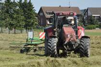 CASE CS 100 mit Heuwender bei der Arbeit - 15.08.2009 in Kirchheim.