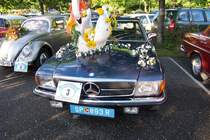 Mercedes SLC, in dunklem stahlblau, ebenfalls mit Blumen geschmckt am Millstdter See