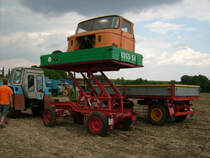 Anh�nger mit Transport- und �bergabevorrichtung der Rottelsdorfer Schlepperfreunde beim Schleppertreffen