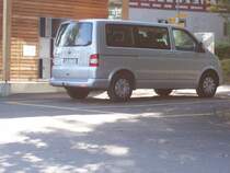 Einer von 3 VW-Bussen, mit denen unser Behindertenverband am Bodensee unterwegs war, hier bei einem Ausflug an den Rheinfall bei Schaffhausen. An alle, die jetzt mosern, dass das ein VW T5 ist, ich habe keine passendere Kategorie gefunden.