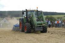 Fendt in flotter Fahrt mit Lemken-Scheibenegge auf dem Stoppelfeld unterwegs in Fulda-Oberrode am 02.09.2009
