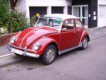 Ein alter VW-Kfer steht in Bonn am Straenrand. 