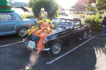 Dieser blumenbeschmckte Triumph stand im Sommer 2005 auf einem Parkplatz am Millstdter See