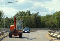 Ein Bagger vom Hersteller Zeppelin berquert am 29.08.09 eine Brcke ber dem Rangierbahnhof Maschen.