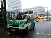 VW Bus ,Streifenwagen der Bochumer Polizei , vor dem
Bochumer Hbf.(06.09.2007)