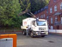 MAN TG-??? beim Abladen eines Leihcontainers