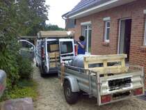 etwas �berladener Renault Traffic mit einem ebenso gut beladenem Anh�nger