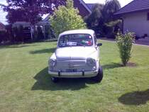 gut gepflegter Fiat 500 in einem ebenso gut gepflegtem garten