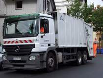 ACTROS-2532 der Mllabfuhr Cuxhaven bei der Entleerung der blauen Tonnen ; 090828