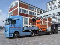 ACTROS-1844 hat soeben eine Arbeitsbhne in Bremerhaven abgeholt;090826