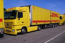 Die DHL LKW`s warten im Hafen von Larvik/Norwegen auf die Fhre