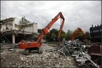 HITACHI ZAXIS 500 hat ein Dienstgewicht von 50 Tonnen und besitzt 320PS. Hier beim  umlegen  von Eisenschrott....