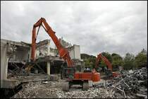 Dunkle Wolken ziehen �ber L�denscheid. Im Bild der Starke HITACHI ZAXIS 500 mit 320PS von P&Z. (14.09.2009)