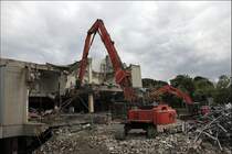 Dunkle Wolken ziehen �ber L�denscheid. Im Bild der Starke HITACHI ZAXIS 500 mit 320PS von P&Z. (14.09.2009)

