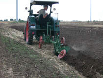 Der RS 04/30 mit 2Schar Anh�nge Beetpflug beim Ackern am Samstag abend beim Rottelsdorfer Schleppertreffen