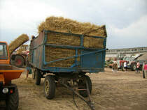 THK 5 NAhnger mit Hckselaufbau steht mit Stroh beladen beim Schleppertreffen in Rottelsdorf