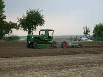 Die KS07 mit Anh�ngepflug beim Ackern zum Rottelsdorfer Schlepertreffen